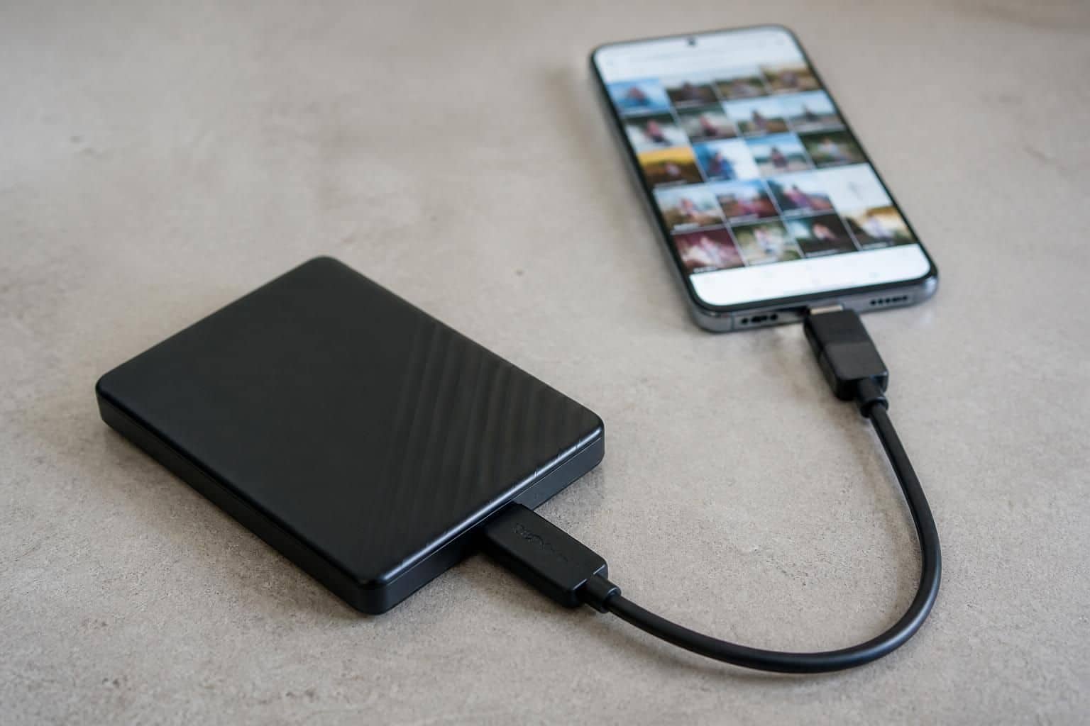 le câble de données usb otg facilite le transfert direct de photos de votre téléphone vers un disque dur externe, sans besoin d'ordinateur, pour un partage simple et rapide.