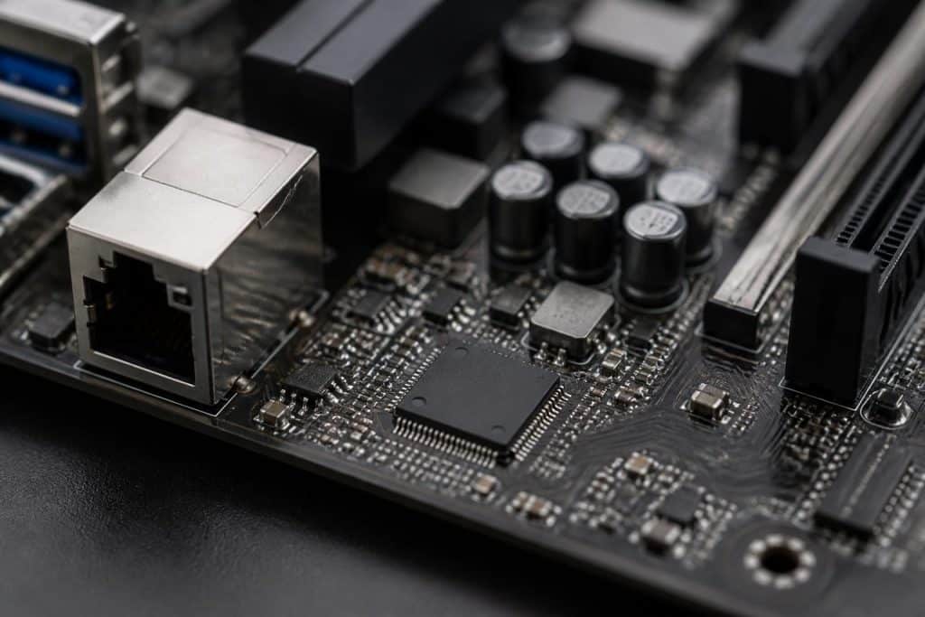 découvrez le contrôleur réseau câblé intégré à la carte mère utilisant le module de connexion realtek ethernet pour windows 11, garantissant une connexion stable et performante.